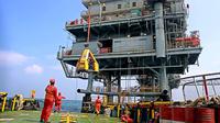 Aktivitas rutin pekerja anjungan lepas pantai PAPA, Flowstation Pertamina Hulu Energi Offshore North West Java (PHE ONWJ) di Karawang, Jabar, (28/7/2014). (ANTARA FOTO/Muhammad Adimaja)  