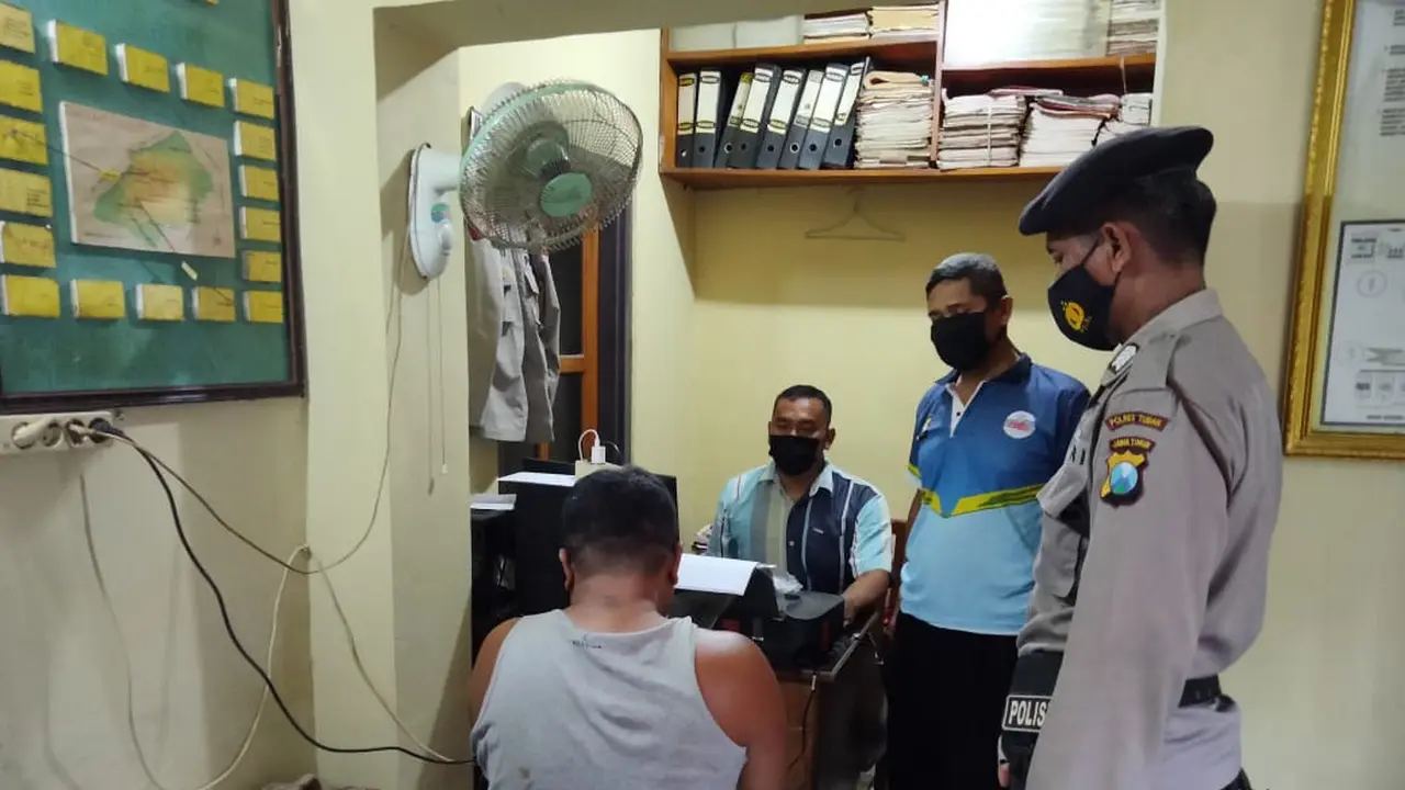 Polisi menangkap AT, pelaku penyerangan Mapolsek Bangilan Tuban. (Ahmad Adirin/Liputan6.com)