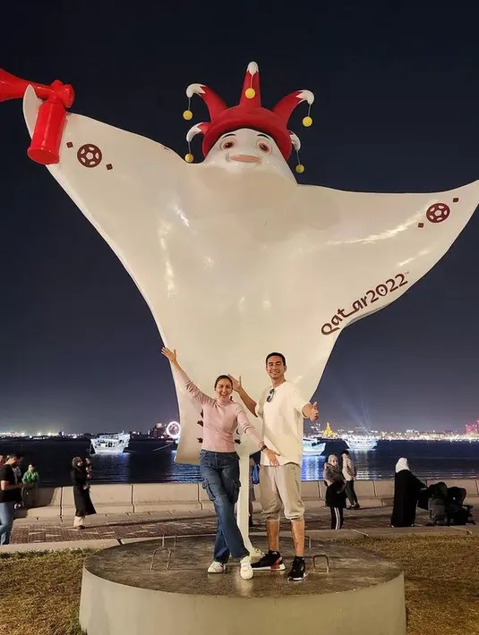 Beberapa hari lalu, Darius dan Donna tiba di Qatar. Pasangan ini tidak langsung ke stadion, mereka tampak mengunjungi beberapa sudut kota Doha. [Foto: instagram.com/darius_sinathrya/dagnesia]