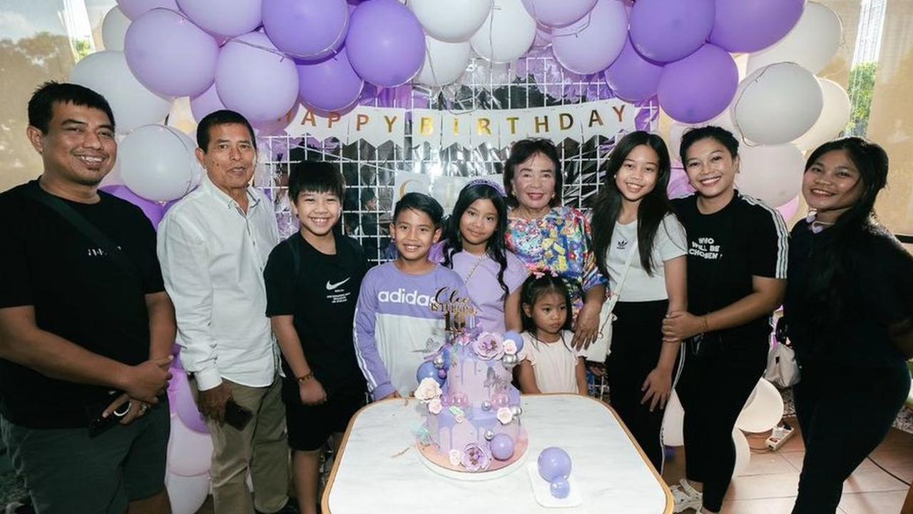 7 Potret Ulang Tahun Cleo Putri Judika dan Duma Riris, Kini Resmi Menginjak Usia 10 Tahun - Dekorasinya Manis Abis dengan Nuansa Ungu dan Dilengkapi Trampolin