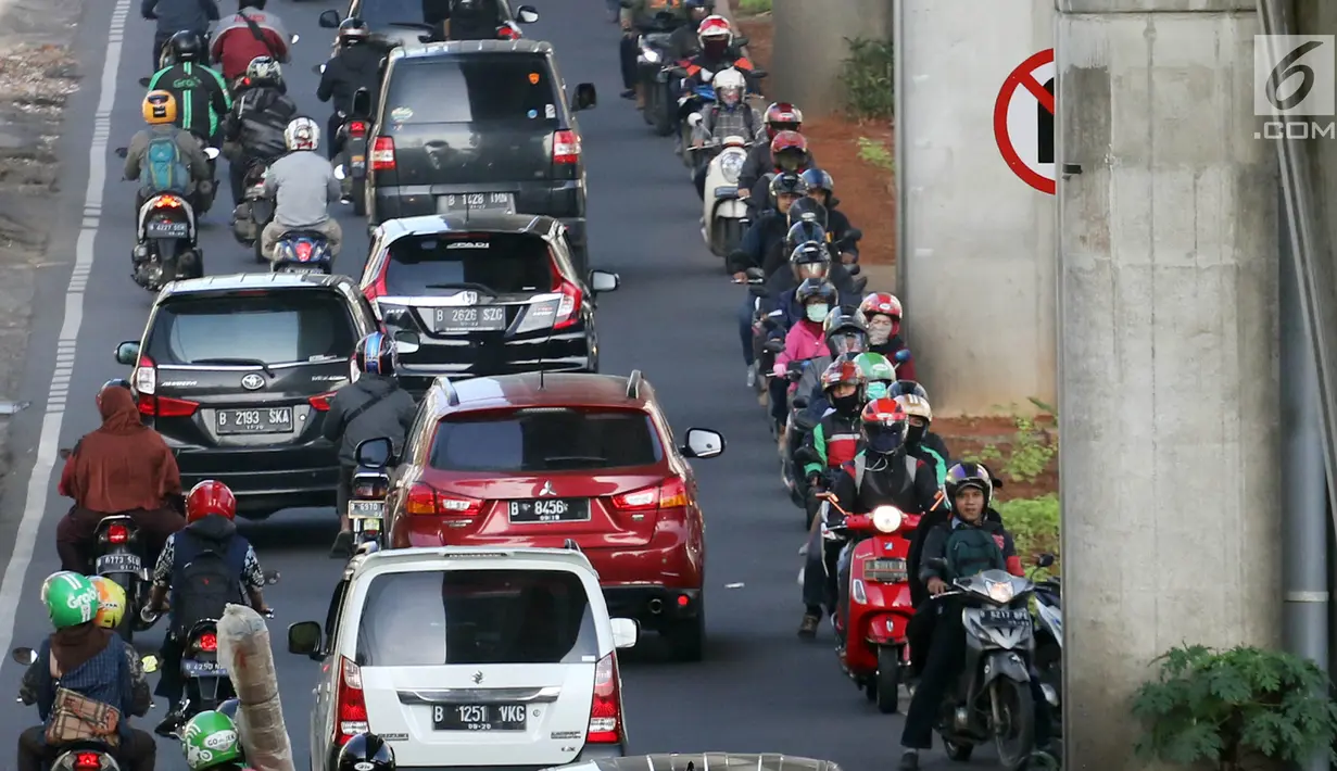 Pengendara motor melawan arus dan melewati pembatas jalan di Jalan Ciledug Raya, Jakarta, Kamis (5/4). Kurangnya kesadaran membuat sering terjadinya pelanggaran di jalan raya yang dapat membahayakan diri dan pengendara lain. (Liputan6.com/Arya Manggala)