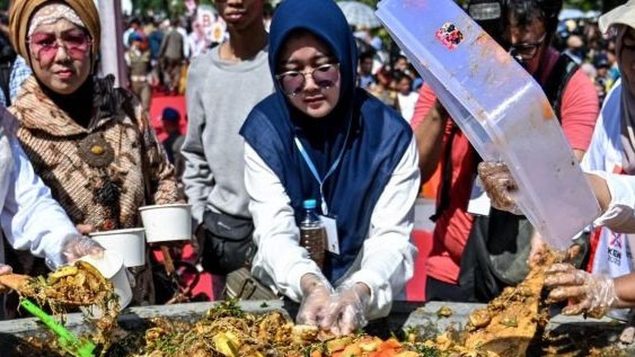 Total porsi rujak cingur yang disajikan dalam festival ini mencapai 1.531 porsi. Foto: JUNI KRISWANTO / AFP<br>
