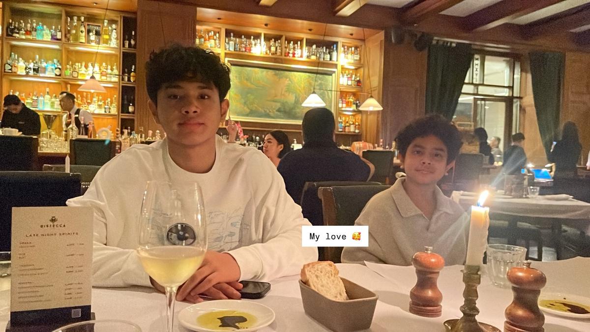 7 Potret Bunga Zainal Dinner Bareng Keluarga, Salfok 2 Anak Lelakinya Sudah Besar dan Ganteng Semua