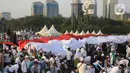 Massa membentangkan bendera Merah Putih saat mengikuti acara Munajat dan Maulid Akbar 2019 #ReuniMujahid212 di kawasan Monas, Jakarta, Senin (2/12/2019). Aksi dimulai dengan salat tahajud bersama pada pukul 03.00 WIB dan ditutup dengan doa yang berakhir pada 08.00 WIB. (Liputan6.com/Herman Zakharia)