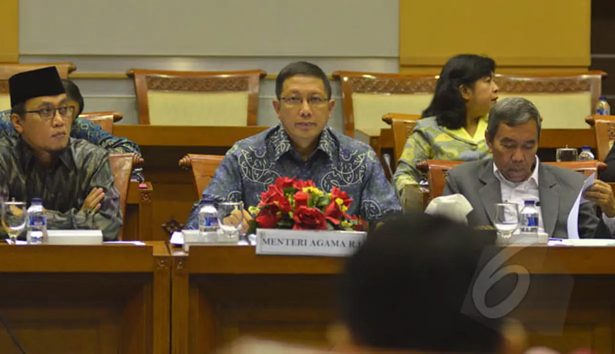 Menteri Agama Lukman Hakim (tengah) bersama Sekjen Kemenag Nur Syam (kanan) dan Inspektur Jenderal Kemenag M. Jasin (kiri) mengikuti rapat kerja dengan Komisi VIII DPR RI di Kompleks Parlemen Senayan, Jakarta, Rabu (11/2). (Liputan6.com/Andrian M Tunay)