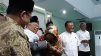 Sukmawati Minta Maaf dan Cium Tangan Ketua MUI Ma'ruf Amin. (Merdeka.com/Intan Umbari Prihatin)