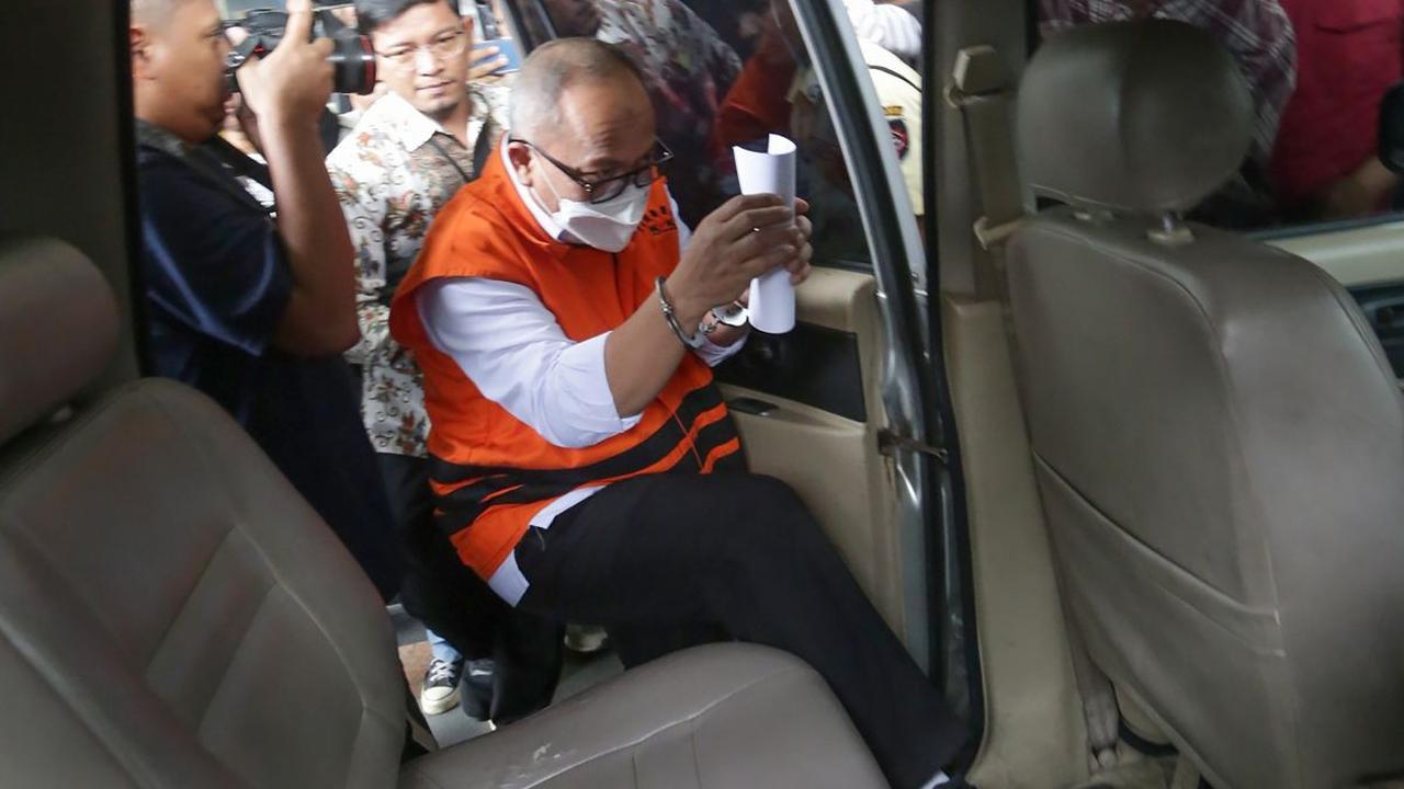 Kasdi kemudian berjalan menuju mobil untuk meninggalkan Gedung ACLC KPK.