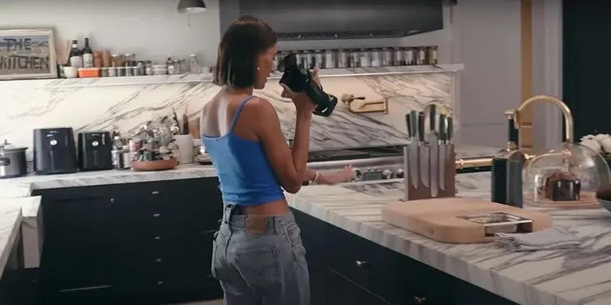 Potret Dapur Rumah Hailey Bieber, Modelnya Mewah dengan Nuansa Monokrom yang Elegan