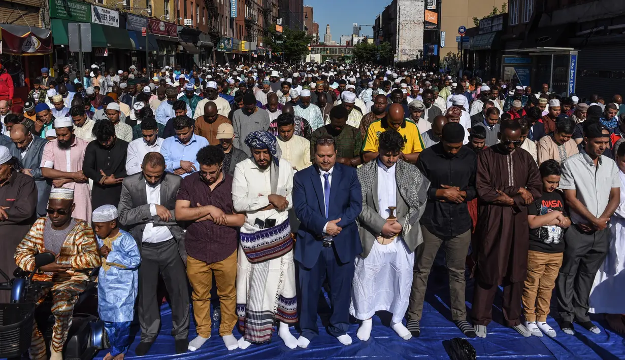 Umat muslim melaksanakan salat Idul Fitri di luar Masjid at-Taqwa, Brooklyn, New York City, Amerika Serikat, Selasa (4/6/2019). Ribuan umat muslim melaksanakan salat Idul Fitri di jalanan New York City. (Stephanie Keith/Getty Images North America/AFP)