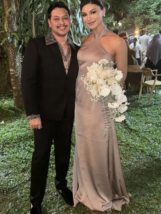 Jihane tampil dengan dress halter neck dengan bawahan flowy. Ia pun menambahkan anting-anting mutiaranya. [@d_kadoor]