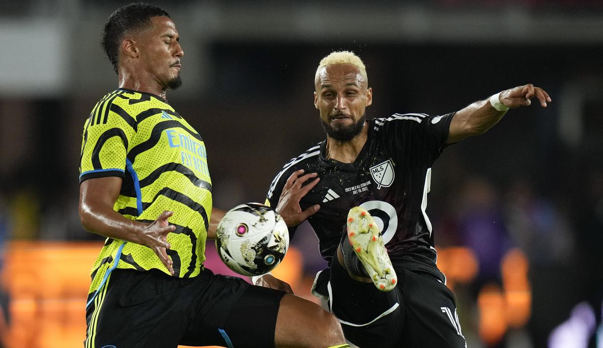 Bek Arsenal, William Saliba (kiri) berebut bola dengan gelandang MLS All-Stars, Hany Mukhtar pada laga pramusim 2023/2024 di Washington DC, Amerika Serikat, Kamis (20/7/2023) pagi WIB. (AP Photo/Alex Brandon)