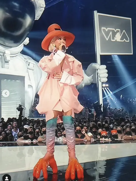 Rupanya Doja Cat menjadi bintang di ajang ini. Tak cukup dengan kursi yang menjadi head piece, ia juga mengenakan sepatu unik yang terlihat tak lazim. (Instagram? Doja Cat)