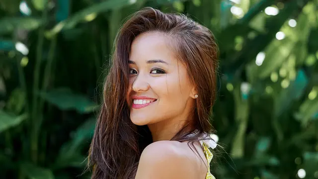 perempuan baju kuning