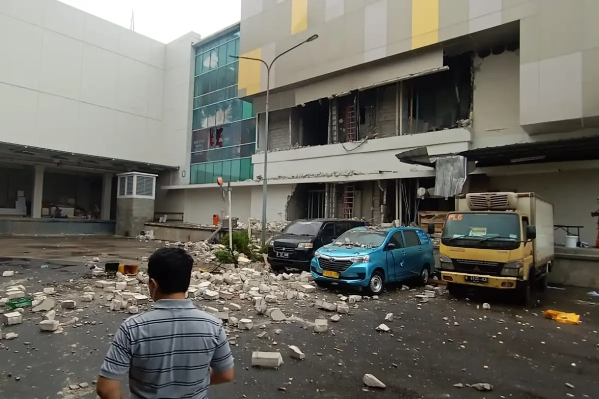 Penampakan gedung Margo City Depok usai ledakan