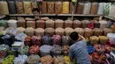 Calon pembeli memilih aneka makanan untuk perayaan Imlek yang dijual di kawasan Glodok, Jakarta, Kamis (25/1). (Liputan6.com/JohanTallo)