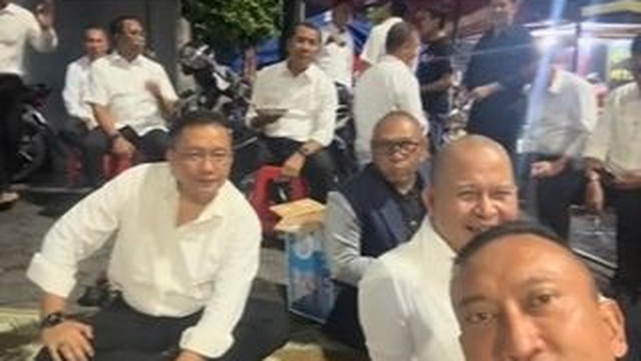 <i>"Ngemper bersama di gudeg koyor, rasanya masih seperti kumpul-kumpul bersama saat pesiar di zaman taruna," tulis keterangan unggahan. </i>
