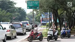 Pengendara sepeda motor melawan arus untuk memutar balik di kawasan Cilandak, Jakarta, Kamis (31/1). Selain melanggar hukum, perilaku buruk pemotor berpotensi membahayakan keselamatan diri sendiri serta pengendara lain. (Liputan6.com/Immanuel Antonius)
