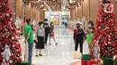 Pengunjung saat foto dengan dekorasi Natal di Grand Central Lippo Mall Puri, Jakarta, Minggu (5/12/2021). Dekorasi bertema  Classic Christmas dengan pohon natal yang dominan berwarna hijau dan merah serta berjajar nutracker menyambut pengunjung. (Liputan6.com/Fery Pradolo)