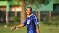 Sulis Budi Prasetyo, salah satu bek lokal di masa kejayaan Persik juara 2006, mengabdikan ilmu dan pengalaman olah bola kepada pemuda dan anak-anak di Desa Jarak, Kecamatan Plosoklaten, Kabupaten Kediri. (Bola.com/Gatot Susetyo)