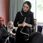 Perdana Menteri Selandia Baru Jacinda Ardern berbicara kepada perwakilan komunitas Muslim pada Sabtu, 16 Maret 2019 di Canterbury Refugee Centre di Christchurch, Selandia Baru, sehari setelah penembakan massal di dua masjid di kota.(New Zealand Prime Minister Office via AP)