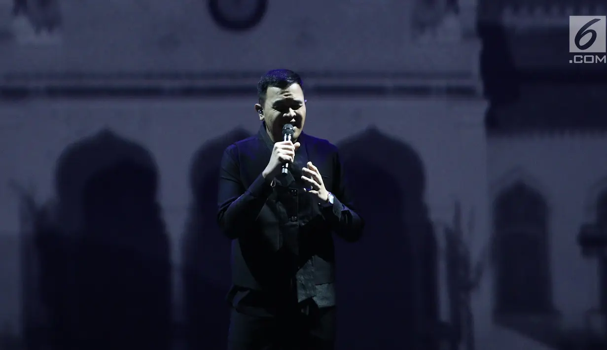 Penyanyi Tulus menyanyikan lagu Damai Bersamamu yang mengambarkan Sila Pertama, Ketuhanan Yang Maha Esa saat Konser Pancasila Gemilang pada penutupan Festival Prestasi Indonesia di JCC, Jakarta, Selasa (22/8). (Liputan6.com/Herman Zakharia)