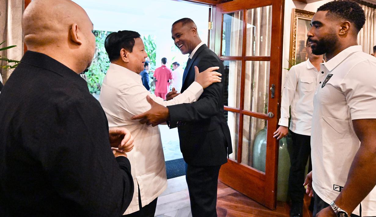 Presiden Prabowo menyalami pelatih Timnas Indonesia, Patrick Kluivert saat menyambut kedatangan Skuad Garuda dalam kunjungannya di Kartanegara, Jumat (06/06/2025). (Biro Pers Sekretariat Presiden/Cahyo)
