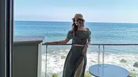 Memanfaatkan momen liburan musim panas tahun 2019, Nia Ramadhani dan keluarga memilih untuk berlibur ke California. Dalam kunjungannya ke Pantai Malibu, Nia Ramadhani tampak memesona dalam balutan dress dengan model high slit yang memamerkan kaki jenjang miliknya. (Liputan6.com/IG/@ramadhaniabakrie)