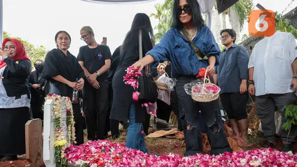 Atiek CB Beri Penghormatan Terakhir untuk Doddy Katamsi