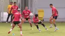 Pemain Bhayangkara FC, Radja Nainggolan, saat sesi latihan di Lapangan B Senayan, Jakarta, Jumat (12/1/2023). (Bola.com/M Iqbal Ichsan)