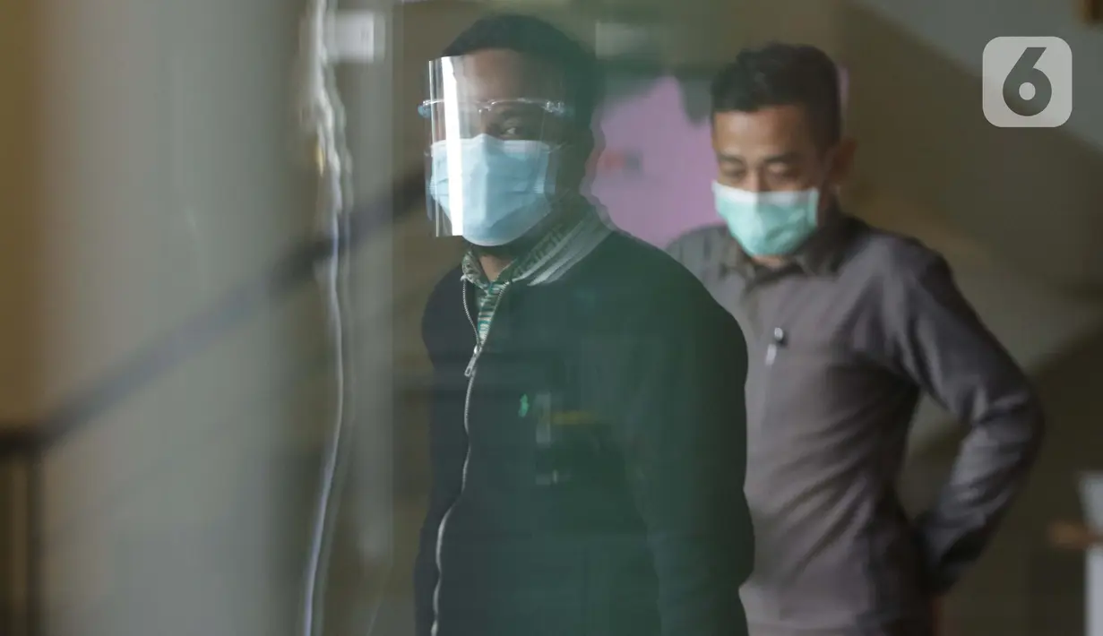 Plt Gubernur Sulawesi Selatan, Andi Sudirman Sulaiman (kiri) usai diperiksa penyidik KPK, Jakarta, Selasa (23/3/2021). Andi Sudirman diperiksa sebagai saksi untuk Nurdin Abdullah tersangka suap perizinan dan pembangunan infrastruktur Pemprov Sulsel 2020-2021. (Liputan6.com/Helmi Fithriansyah)