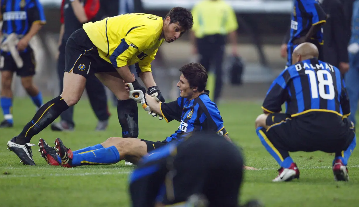 Para pemain Inter Milan tampak lesu setelah disingkirkan AC Milan pada leg kedua babak semifinal Liga Champions 2002/2003 di San Siro Stadium, Milan (13/5/2003). Sementara pada leg kedua saat Inter Milan gantian menjamu AC Milan, skor berakhir imbang 1-1 dan memastikan Rossoneri lolos ke partai final hingga akhirnya menjadi juara. (AFP/Paolo Cocco)