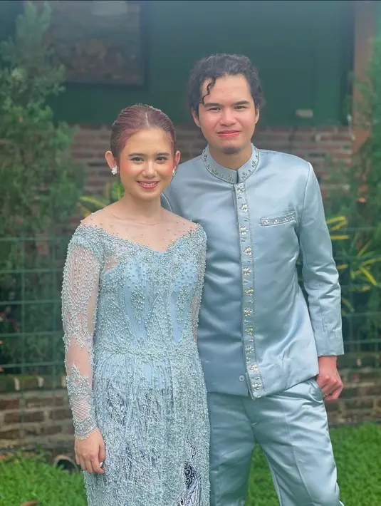 Lain Halnya dengan Dul Jaelani yang kerap mengunggah kebersamaan dengan Tissa Biani. Meski tak seromantis Al Ghazali bareng pacar, pasangan ini dikenal langgeng 4 tahun bersama. Potret Dul dan Tissa saat kondangan terlihat serasi. (Liputan6.com/IG/@tissabiani)
