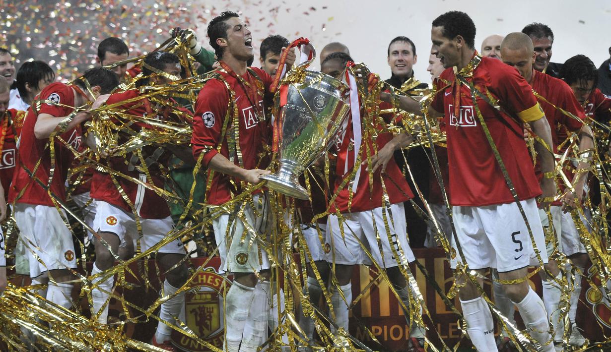 Gelandang Manchester United, Cristiano Ronaldo, bersama rekan-rekannya merayakan gelar Liga Champions usai mengalahkan Chelsea di Stadion Luzhniki, Moskow, Rabu (21/5/2008). (AFP/Franck Fife)