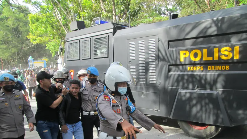 Ketua Ikatan Mahasiswa Muhammadiyah Sulawesi Tenggara, Marsono mengalami penganiayaan saat aksi demonstrasi memperingati dua tahun mahasiswa tewas, Randi-Yusuf di Kendari.(Liputan6.com/Ahmad Akbar Fua)