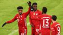 Gelandang Bayern Munich, Alphonso Davies (kedua dari kiri) merayakan gol ketiga timnya ke gawang Arminia Bielefeld dalam laga lanjutan Liga Jerman 2020/21 pekan ke-21 di Allianz Arena, Munich, Senin (15/2/2021). Bayern Munich bermain imbang 3-3 dengan Arminia Bielefeld. (AFP/Adam Pretty/Pool)