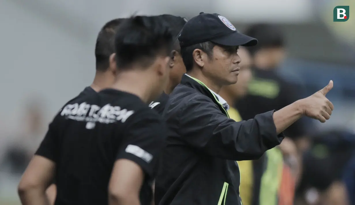Pelatih Arema FC, Joko Susilo, saat pertandingan melawan Persib Bandung pada laga persahabatan di Stadion GBLA, Bandung, Minggu (18/3/2018). Persib menang 2-1 atas Arema FC. (Bola.com/M Iqbal Ichsan)