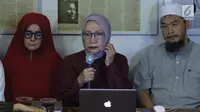 Ratna Sarumpaet saat konferensi pers terkait kasus penganiayaan yang dialaminya, Jakarta, Rabu (3/10). Ratna mengakui tidak ada penganiayaan yang diterimanya seperti kabar yang berkembang beberapa waktu terakhir. (Liputan6.com/Immanuel Antonius)