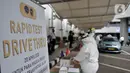 Suasana Rapid Test Drive Thru di Kementerian Perhubungan, Jakarta, Senin (20/4/2020). Kementerian Perhubungan menggelar Rapid Test Drive Thru kepada pengemudi angkutan umum seperti taksi dan ojek online guna mencegah penyebaran virus Corona atau Covid-19. (merdeka.com/Iqbal S. Nugroho)