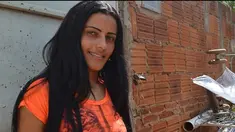 Ana dos Santoz Cruz yang bekerja sebagai pemulung demi menghidupi dirinya dan puteranya yang berusia 3 tahun. Suatu hari ketika sedang mengais sampah Ana menemukan sebuah cek senilai Rp 1 miliar di tumpukan sampah.