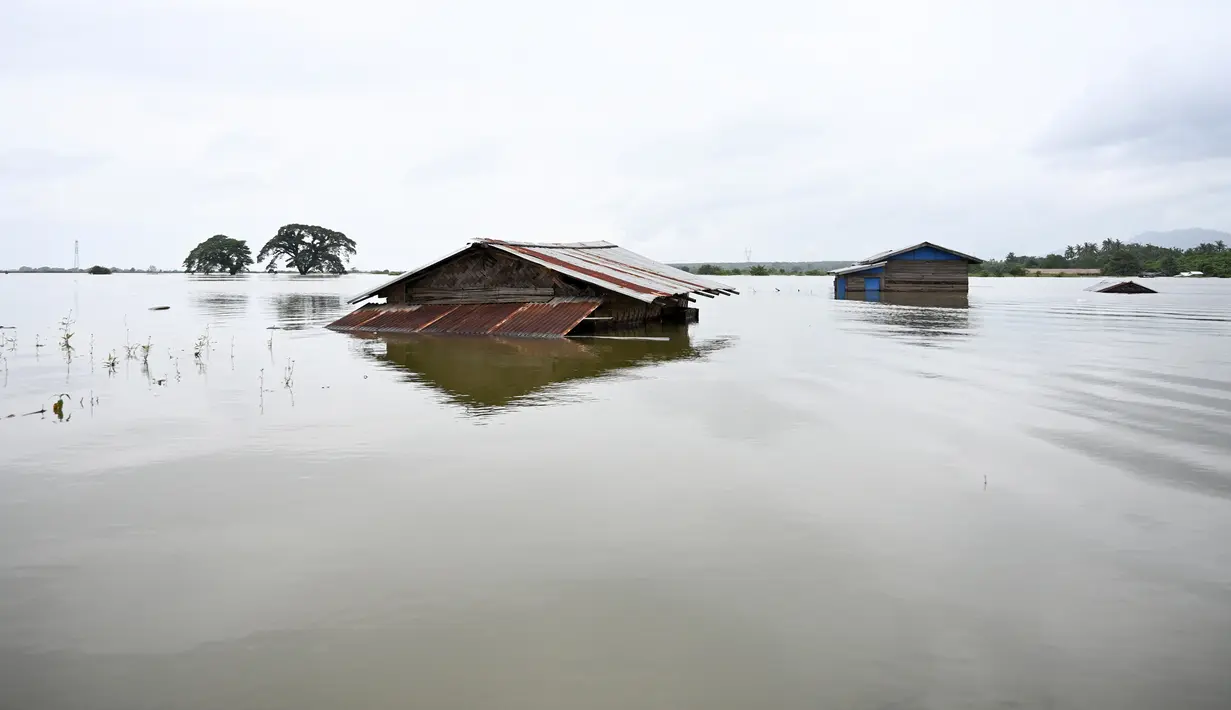 Sejumlah rumah yang terendam banjir terlihat di kotapraja Shwegyin, Wilayah Bago, Myanmar (8/8/2019). Amukan banjir musim hujan yang melanda Myanmar telah memaksa puluhan ribu orang meninggalkan rumah mereka dalam beberapa minggu terakhir. (AFP Photo/Ye Aung Thu)
