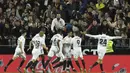 Para pemain Valencia merayakan gol yang dicetak oleh  Goncalo Guedes ke gawang Real Madrid pada laga La Liga 2019 di Stadion Mestalla, Rabu (3/4). Valencia menang 2-1 atas Real Madrid. (AP/Alberto Saiz)