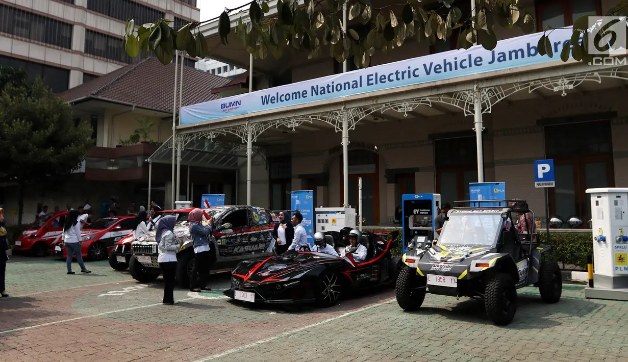 Lima mobil listrik ITS yang mengikuti kegiatan Jambore Kendaraan Listrik Nasional tiba di Kantor PLN Unit Induk Distribusi (UID) Jakarta, Selasa (3/9/2019). Jambore nasional tersebut berbentuk rally dan menempuh jarak 900 kilometer (km) dari Surabaya menuju Jakarta. (Liputan6.com/Johan Tallo)