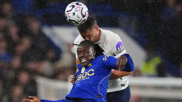 Pemain Chelsea Geovany Quenda (kiri) dan pemain Tottenham Hotspur Micky van de Ven