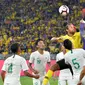 Bek Malaysia, Corbin Ong, dikepung pemain Timnas Indonesia dalam laga kelima Grup G kualifikasi Piala Dunia 2022 zona Asia di Stadion Nasional, Bukit Jalil (19/11/2019). (Bola.com/Dok. AFC)