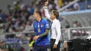 Pelatih Italia, Roberto Mancini menginstruksikan pemainnya saat bertanding melawan Lithuania pada grup C kualifikasi Piala Dunia 2022 di stadion Città del Tricolore, Italia, Kamis (9/9/2021). Italia menang atas Lithuania 5-0. (AP Photo/Luca Bruno)