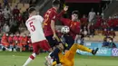 Lagi-lagi, di menit ke-83 Spanyol gagal memanfaatkan peluang yang kali ini dimiliki striker Alvaro Morata (kanan). Sepakannya atas umpan dari Ferran Torres masih dapat diselamatkan Wojciech Szczesny. Skor 1-1 bertahan hingga laga usai. (Foto: AP/Pool/Thanassis Stavrakis)