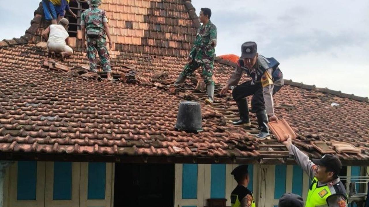 Polisi Sigap Bantu Korban Puting Beliung Pati, Puluhan Rumah Rusak