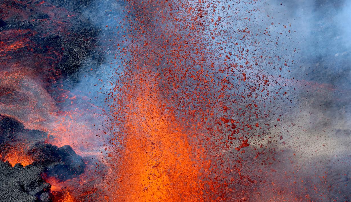 Foto udara pada 22 Desember 2021 menunjukkan gunung berapi Piton de la Fournaise yang meletus di pulau Reunion, Samudra Hindia Prancis. Gunung yang memiliki ketinggian 2632 meter ini meletus untuk kedua kalinya dalam setahun pada 22 Desember pukul 3:30 (12:30 di Paris).  (Richard BOUHET/AFP)