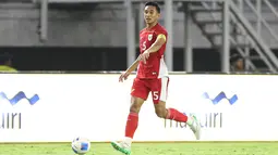 Pemain Timnas Indonesia, Rizky Ridho mengontrol bola dalam laga FIFA Matchday melawan Chinese Taipei di Stadion Gelora Bung Tomo (GBT), Surabaya, Jumat (05/08/2025). (Bola.com/Abdul Aziz)