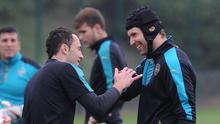 Kiper Arsenal, David Ospina (kiri) dan Petr Cech (kanan). 